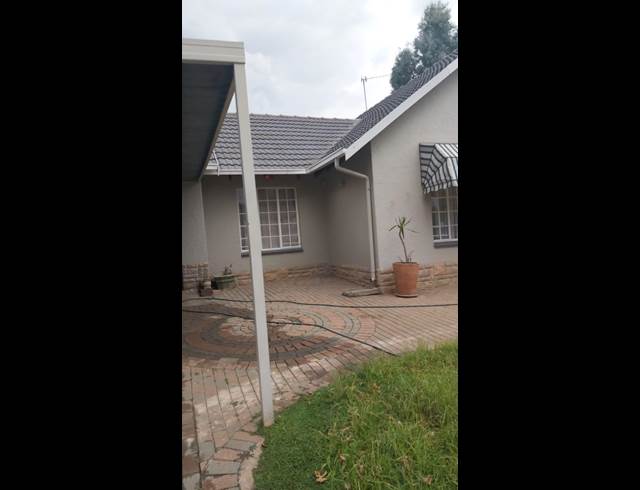 4 bed property to rent in MONDEOR