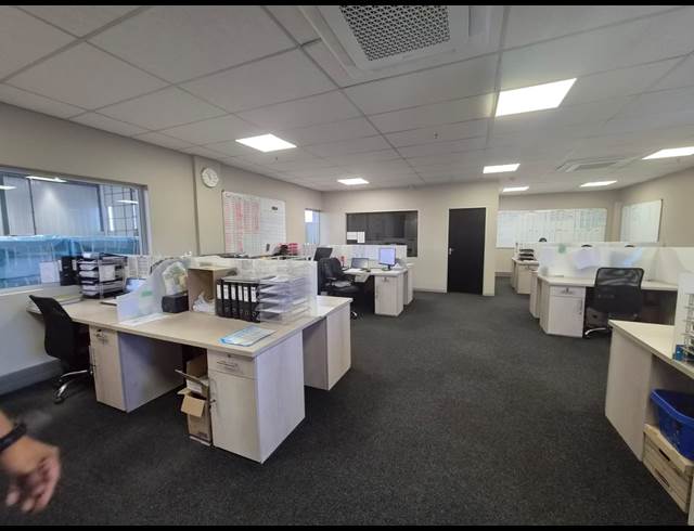 2,015M² WAREHOUSE TO LET IN POMONA