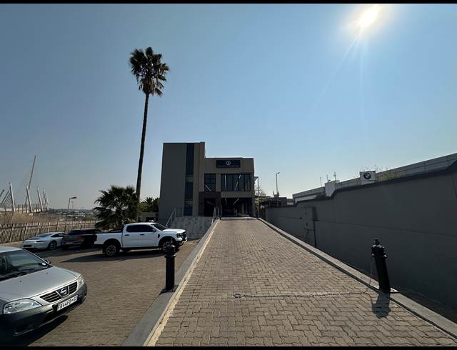 450M² SHOWROOM TO LET IN WYNBERG