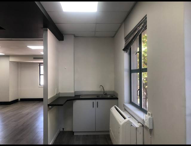 188M² OFFICE TO LET IN HYDE PARK