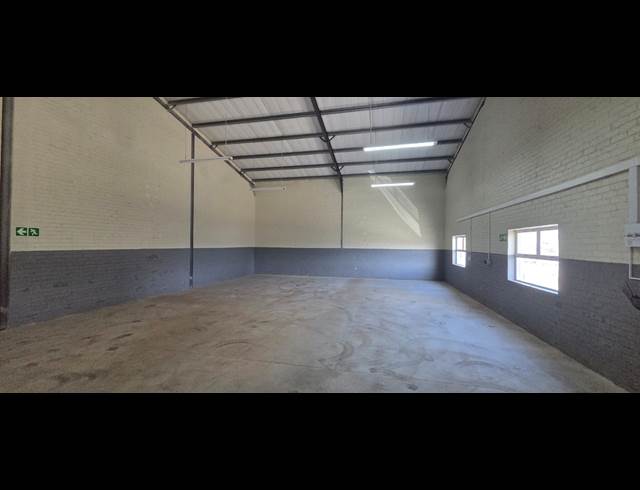 200M² WAREHOUSE TO LET IN WELLINGTON CENTRAL