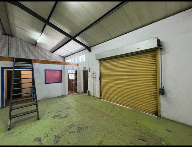 81M² WAREHOUSE TO LET IN STRAND CENTRAL