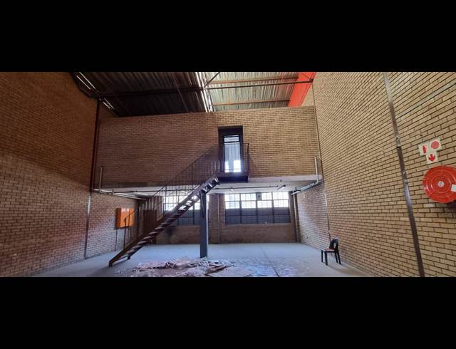 473M² WAREHOUSE TO LET IN VILLAGE MAIN