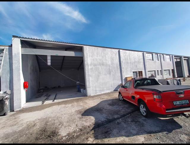 450M² WAREHOUSE TO LET IN TRIANGLE FARM