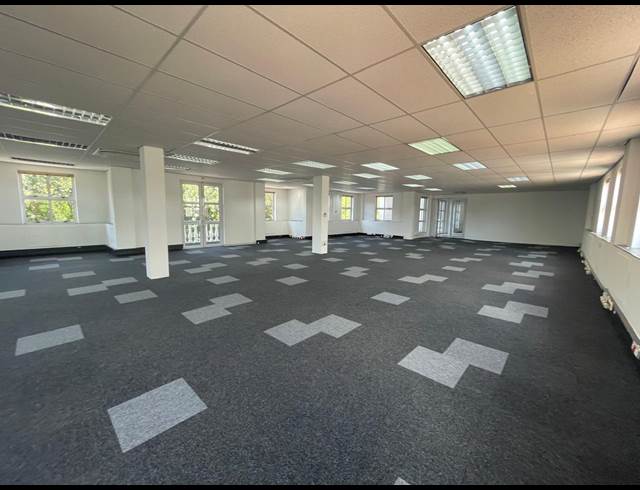 279M² OFFICE TO LET IN LYME PARK