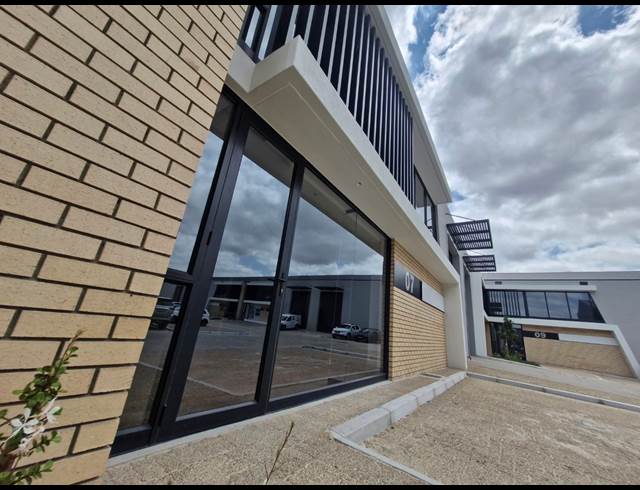 565M² WAREHOUSE TO LET IN STIKLAND INDUSTRIAL