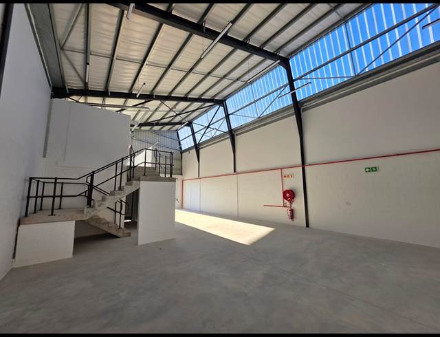 500M² WAREHOUSE TO LET IN SOMERSET WEST CENTRAL
