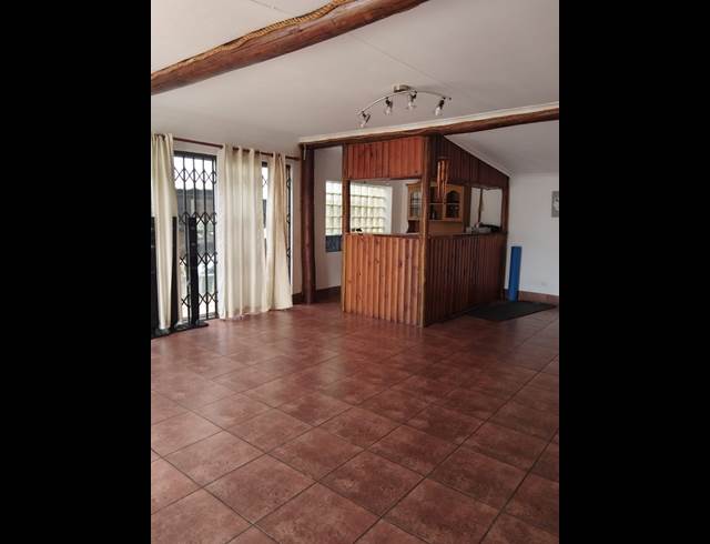 4 BEDROOM FREESTANDING TO LET IN BIRCHLEIGH