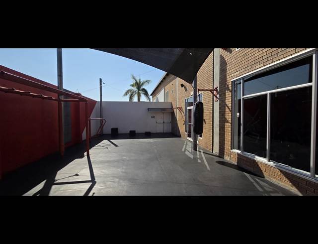 1,526M² RETAIL TO LET IN RIVERSIDE PARK