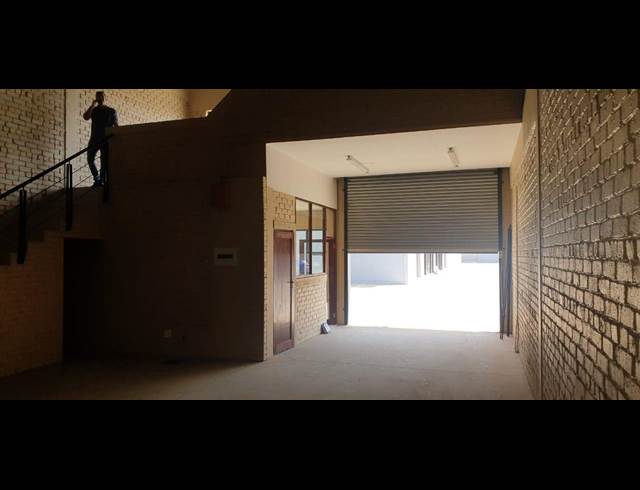 135M² WAREHOUSE TO LET IN POMONA