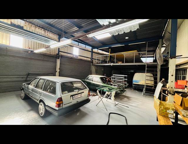 350M² WAREHOUSE TO LET IN FLORIDA