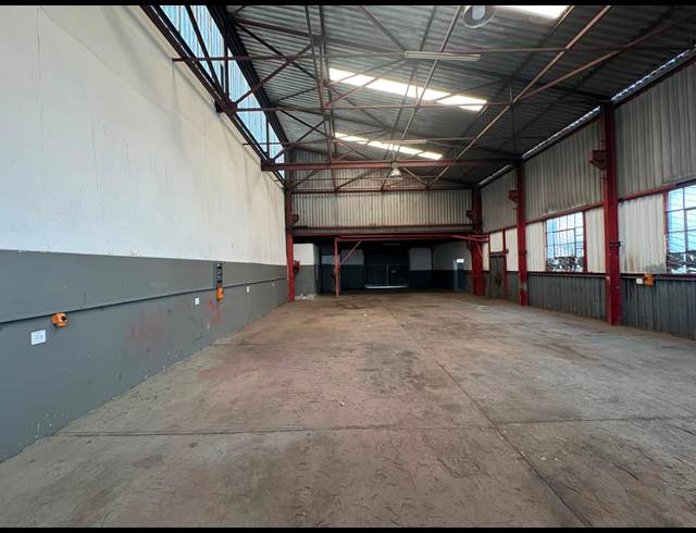 325M² WAREHOUSE TO LET IN KNIGHTS