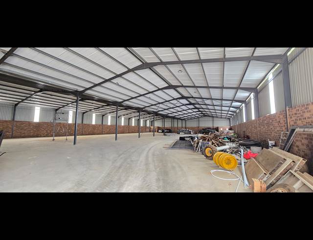 2,040M² WAREHOUSE TO LET IN CROWN