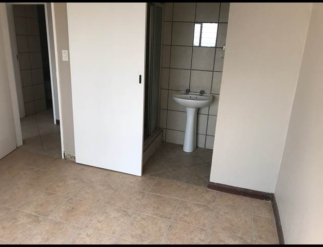 3 bed property to rent in CONSTANTIA KLOOF