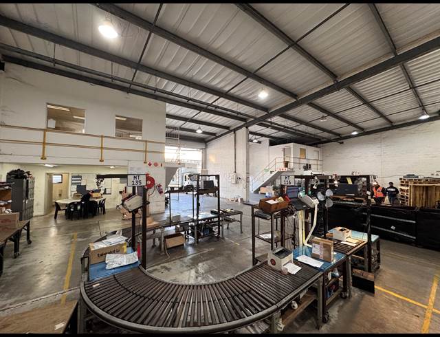 552M² WAREHOUSE TO LET IN RED HILL