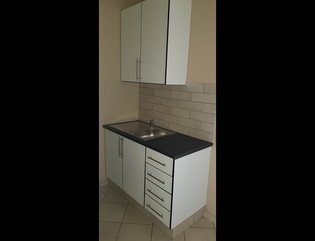 2 bed property to rent in KEMPTON PARK CBD