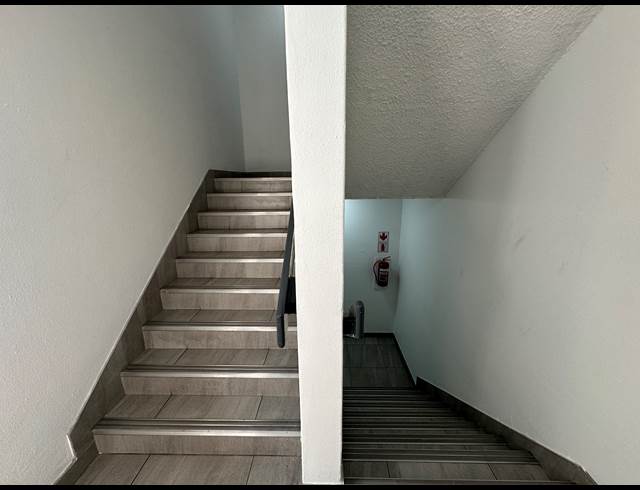 1,350M² SHOWROOM TO LET IN WYNBERG