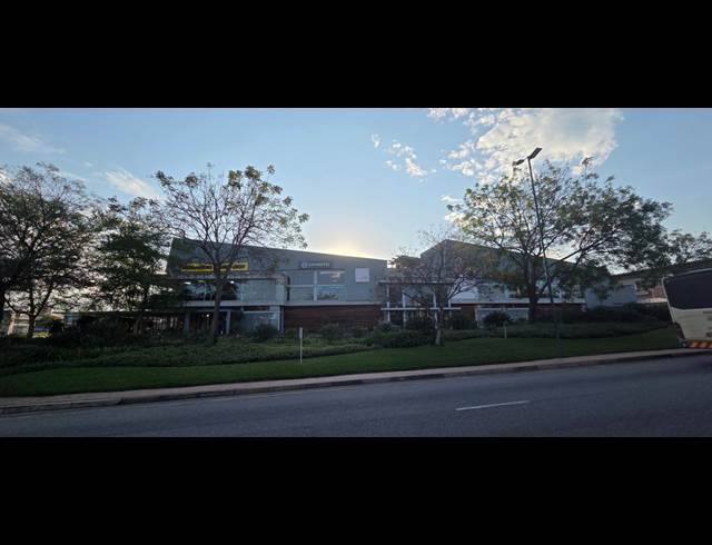 1,360M² SHOWROOM TO LET IN RIVERSIDE PARK