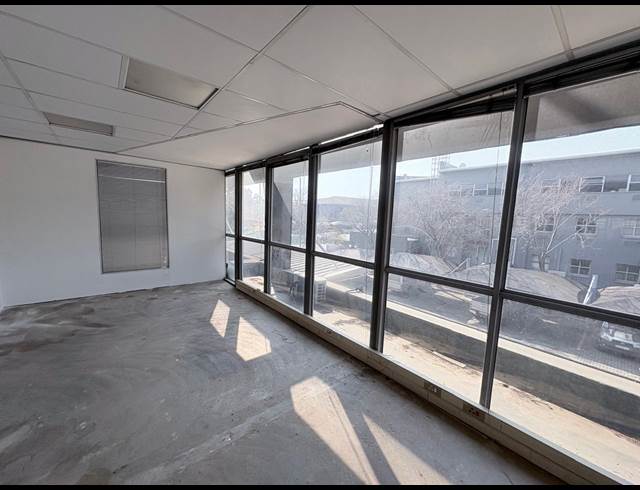 5,600M² OFFICE TO LET IN VORNA VALLEY