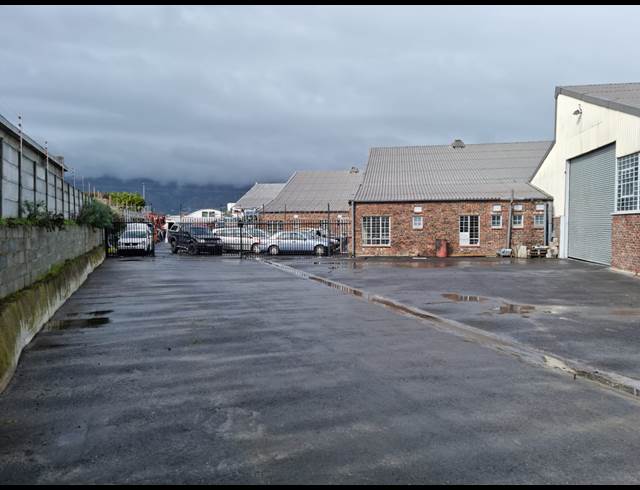1,534M² WAREHOUSE TO LET IN BROADLANDS