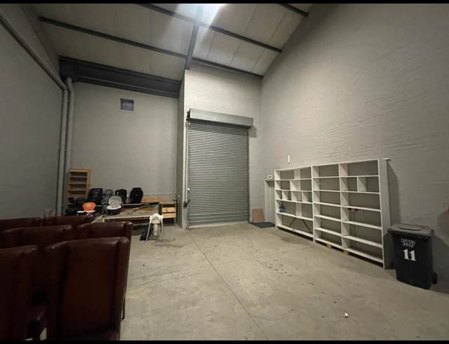 302M² WAREHOUSE TO LET IN STIKLAND INDUSTRIAL