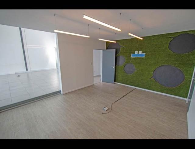 356M² SHOWROOM TO LET IN OLIVEDALE