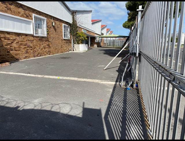 1,200M² WAREHOUSE TO LET IN LANSDOWNE