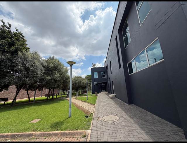 2,899M² WAREHOUSE TO LET IN CLAYVILLE