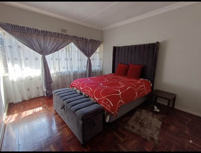 2 BEDROOM FLAT TO LET IN THREE RIVERS PROPER