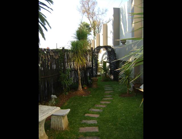 1 bed property to rent in CYRILDENE
