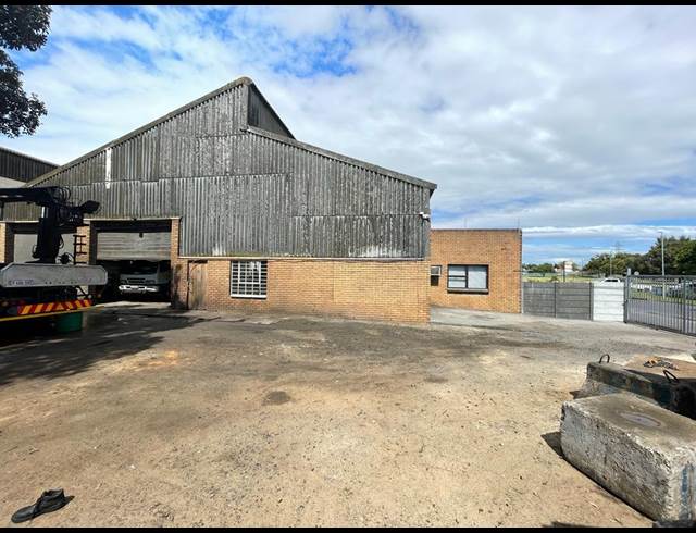 580M² WAREHOUSE TO LET IN TRIANGLE FARM