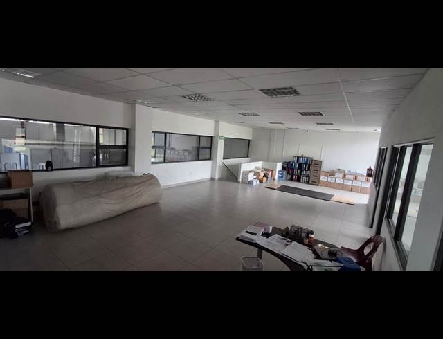 900M² WAREHOUSE TO LET IN APEX