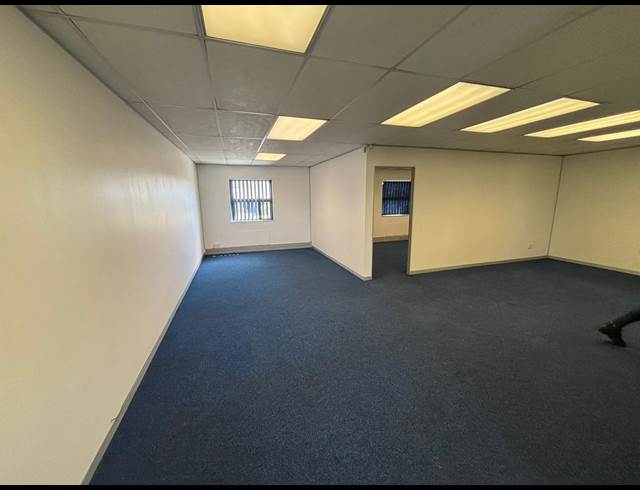 100M² OFFICE TO LET IN EPPING INDUSTRIAL