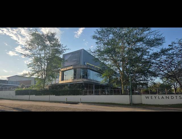 1,360M² SHOWROOM TO LET IN RIVERSIDE PARK