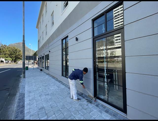 170M² SHOWROOM TO LET IN GARDENS