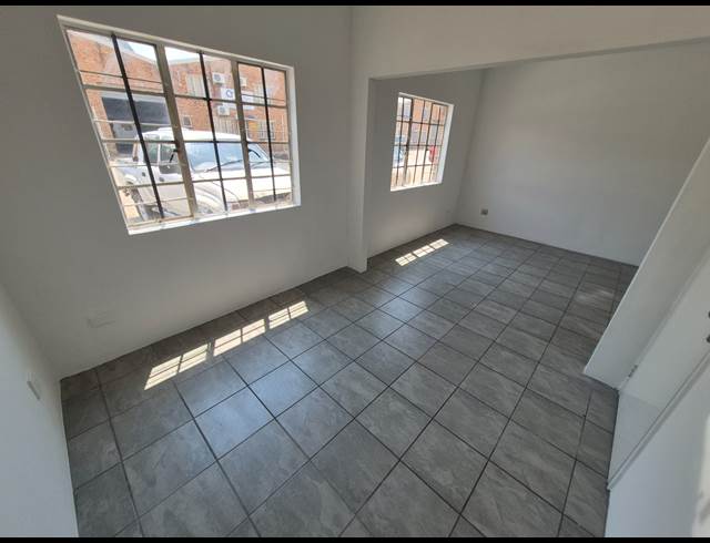 290M² FACTORY TO LET IN ANDERBOLT