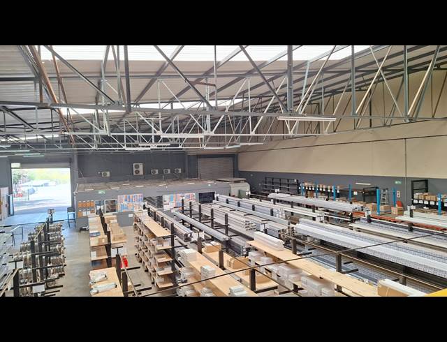 1,400M² WAREHOUSE TO LET IN RIVERSIDE PARK