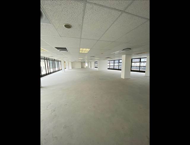 703M² OFFICE TO LET IN WOODSTOCK