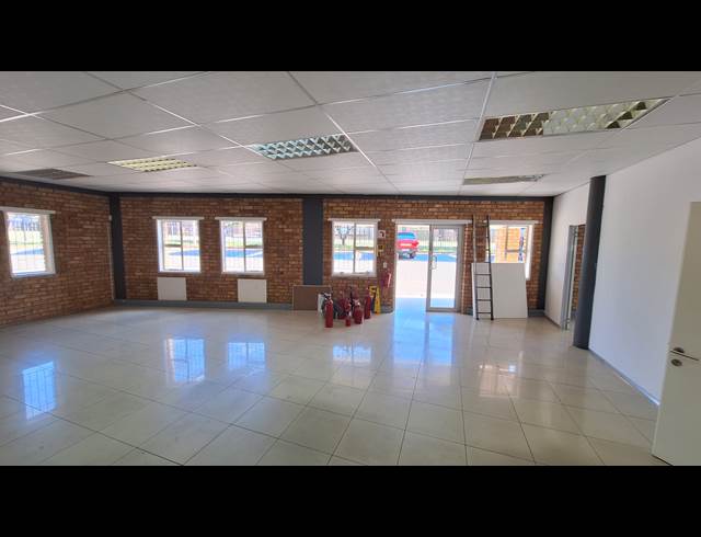 2,700M² FACTORY TO LET IN STORMILL