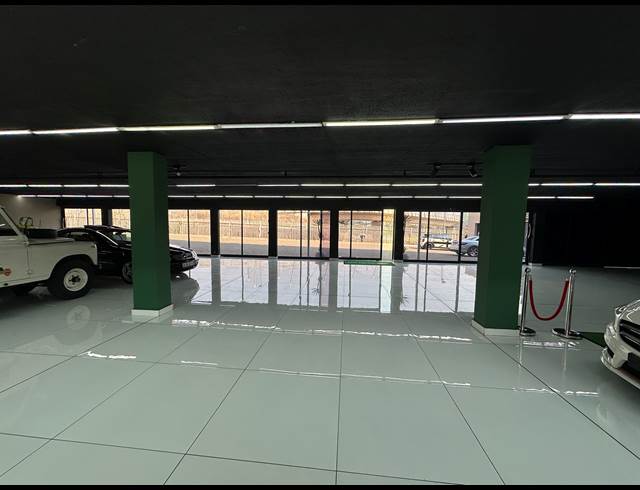 1,350M² SHOWROOM TO LET IN WYNBERG