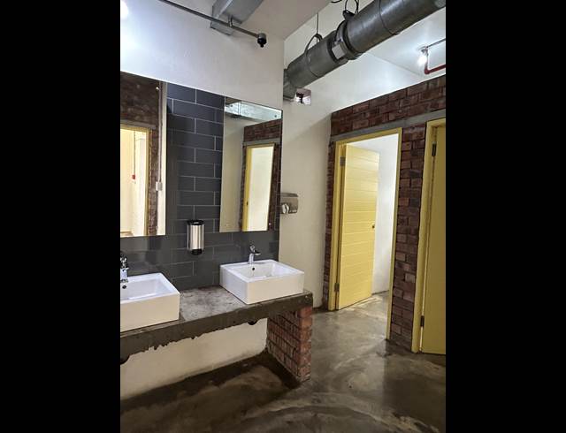 76M² BUILDING TO LET IN WOODSTOCK