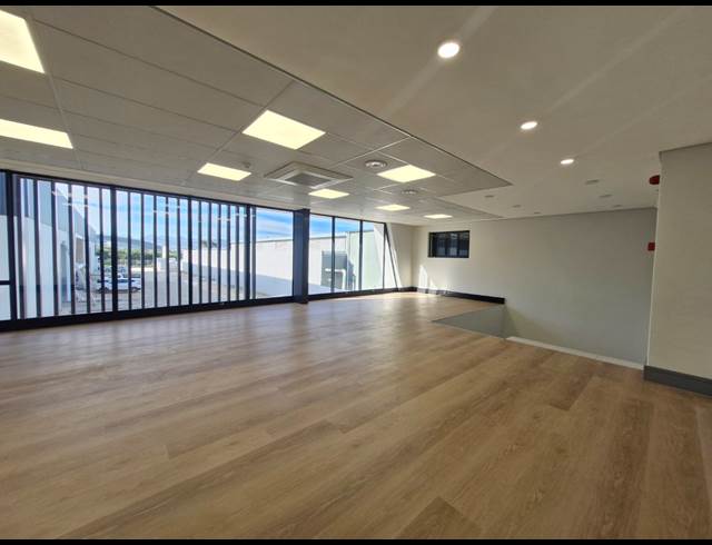 761M² WAREHOUSE TO LET IN STIKLAND INDUSTRIAL