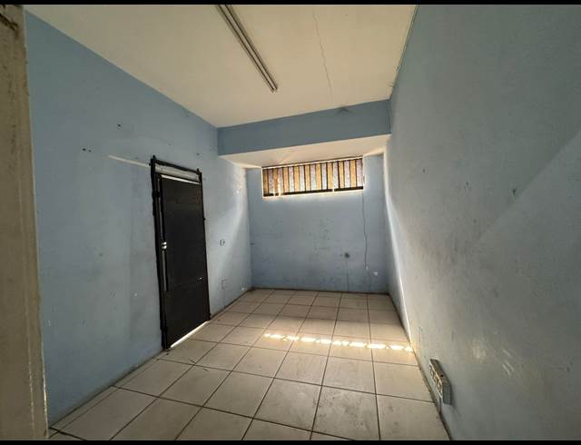 750M² WAREHOUSE TO LET IN CROWN