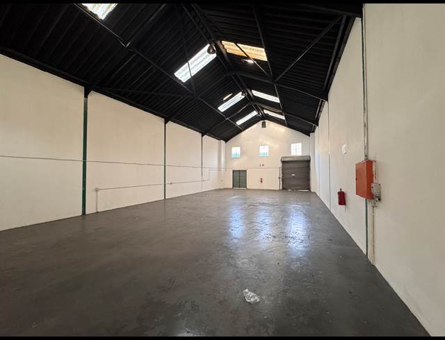 383M² WAREHOUSE TO LET IN RED HILL