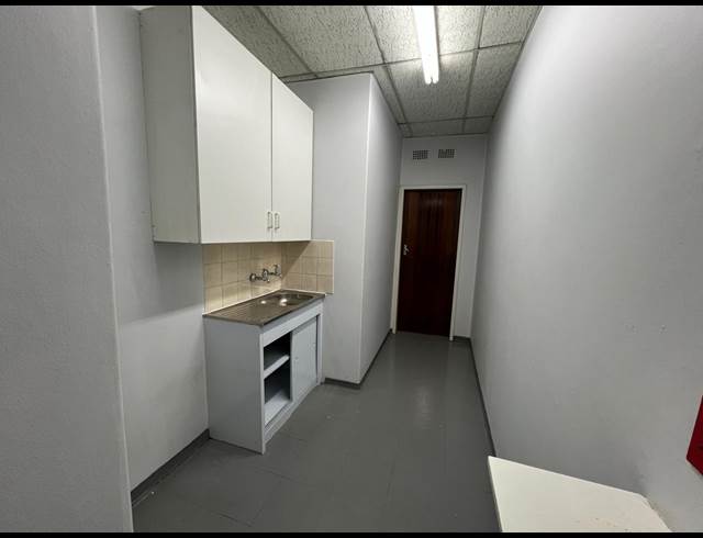 180M² OFFICE TO LET IN STRIJDOMPARK