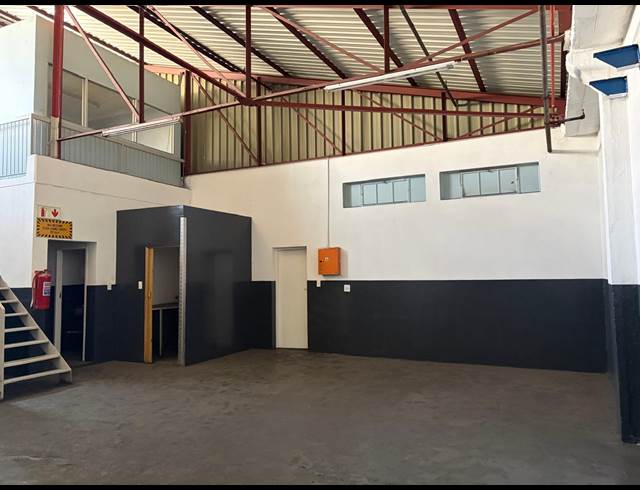 172M² WAREHOUSE TO LET IN STEELEDALE