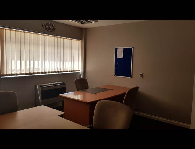 900M² OFFICE TO LET IN TULISA PARK
