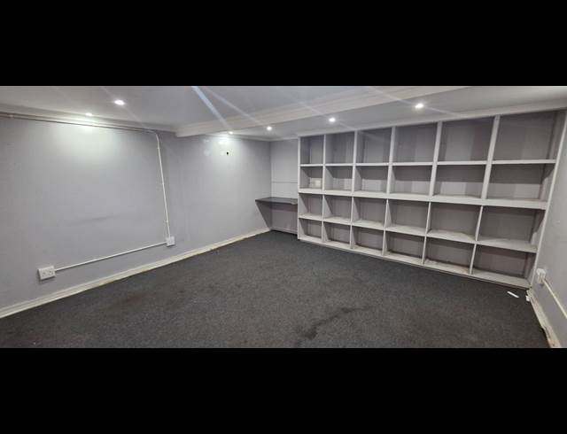 360M² WAREHOUSE TO LET IN RIVERSIDE PARK