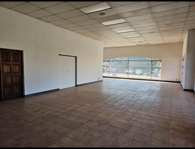 218M² SHOWROOM TO LET IN KYA SANDS