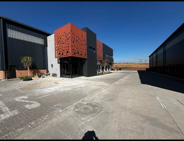 3,703M² WAREHOUSE TO LET IN SAMRAND BUSINESS PARK